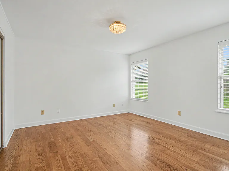 102 Lexington Ln — Photo 16