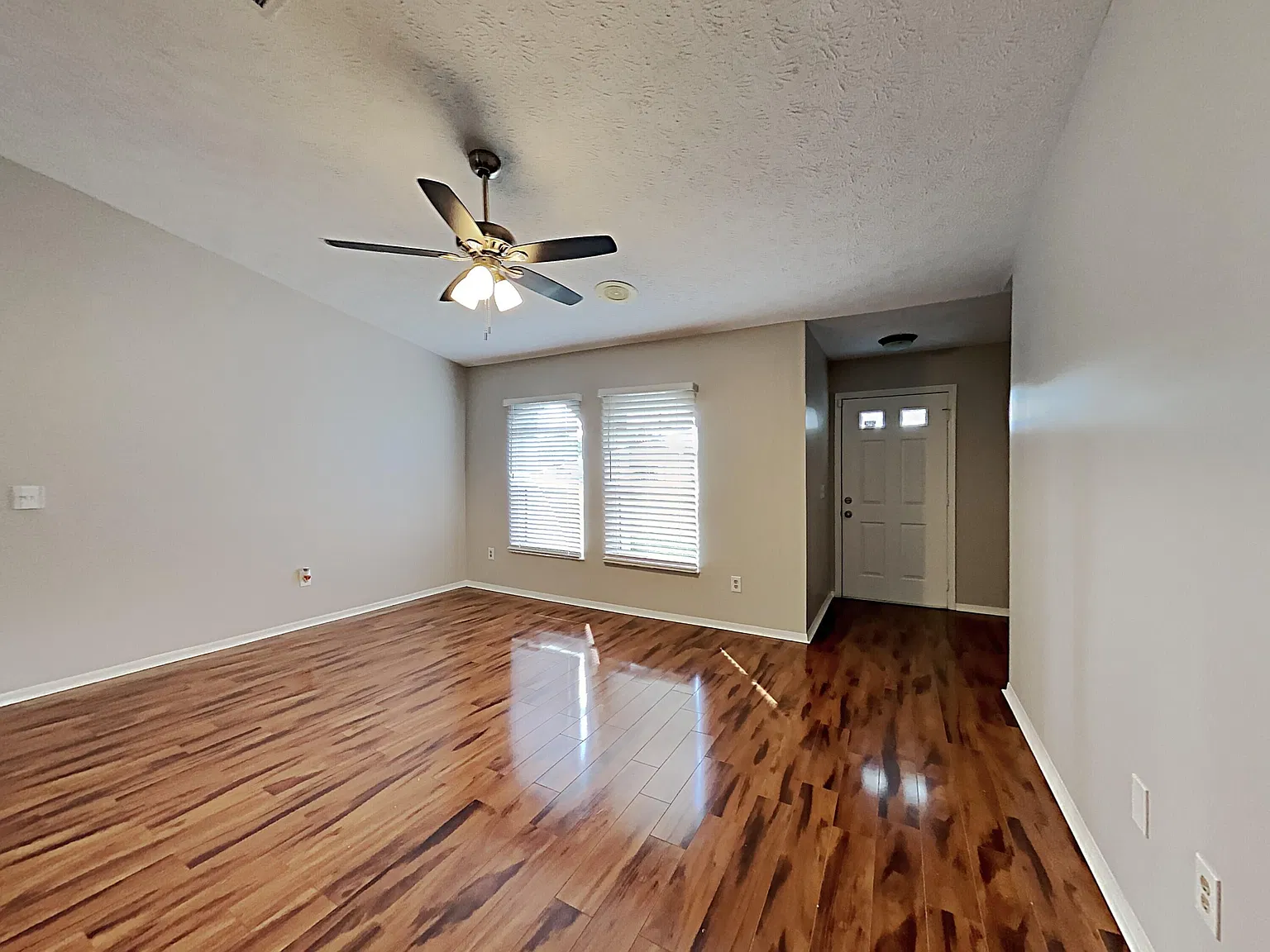 3 bed, 2.0 bath, 1472 sqft, $2,295 — Photo 3