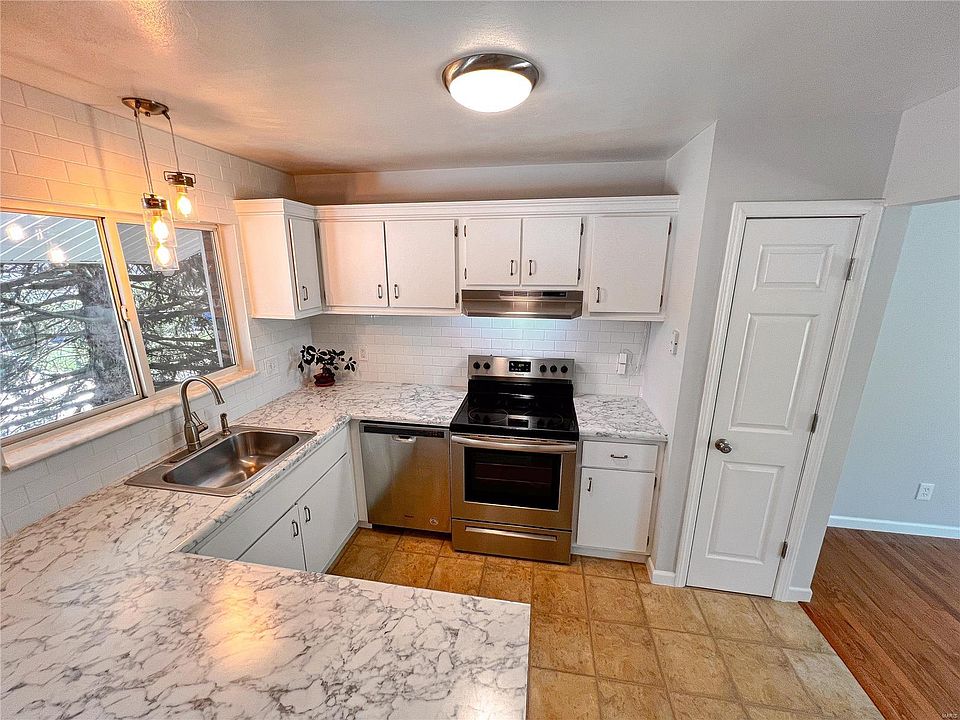 2nd image of 7013 Manor Ct