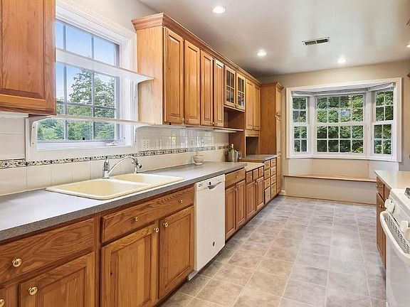 2nd image of 703 Poplar Dr