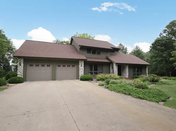 7488 Brookhaven Dr, West Bend, WI 53090