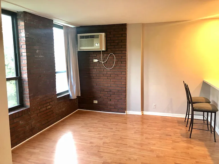 636 W Webster Ave #301 — Photo 2
