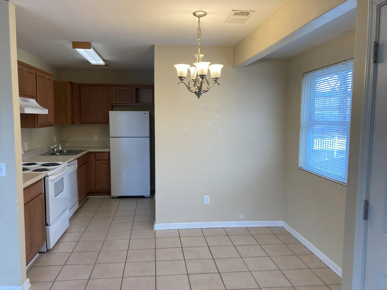 2 bed, 1.0 bath, 750 sqft, $895 — Photo 2