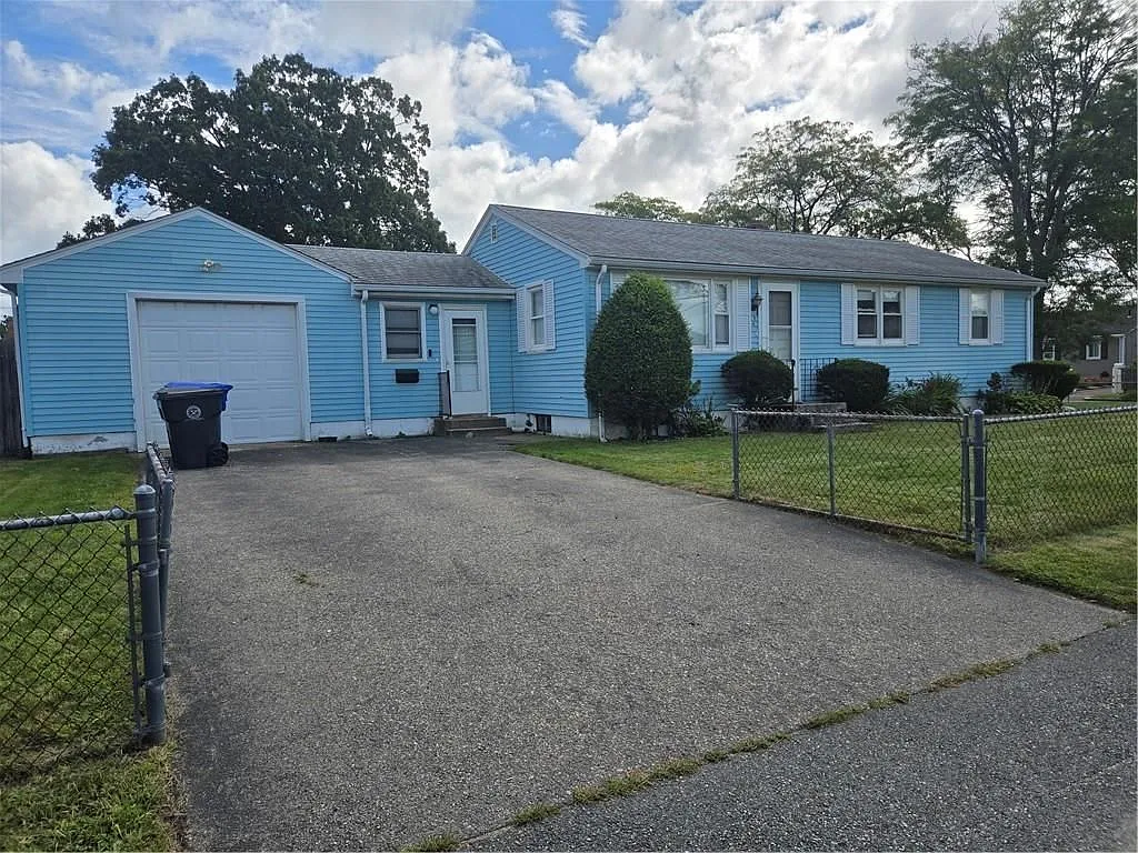 3 bed, 1.0 bath, 1410 sqft, $2,700 — Photo 2