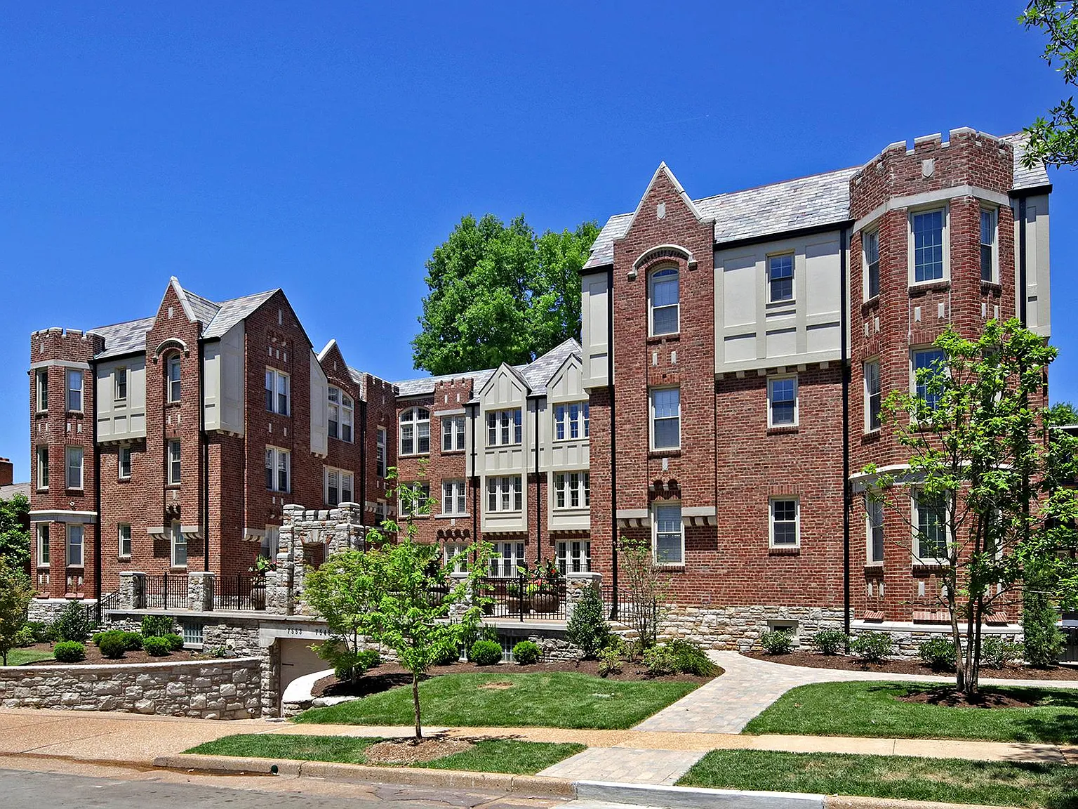 1 bed, 990 sqft, $2,345 — Photo 1