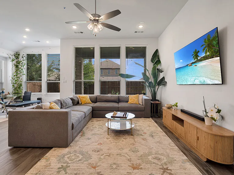 1429 Bluebonnet Ln — Photo 4