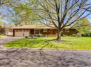 8420 Wesley Dr, Golden Valley, MN 55427