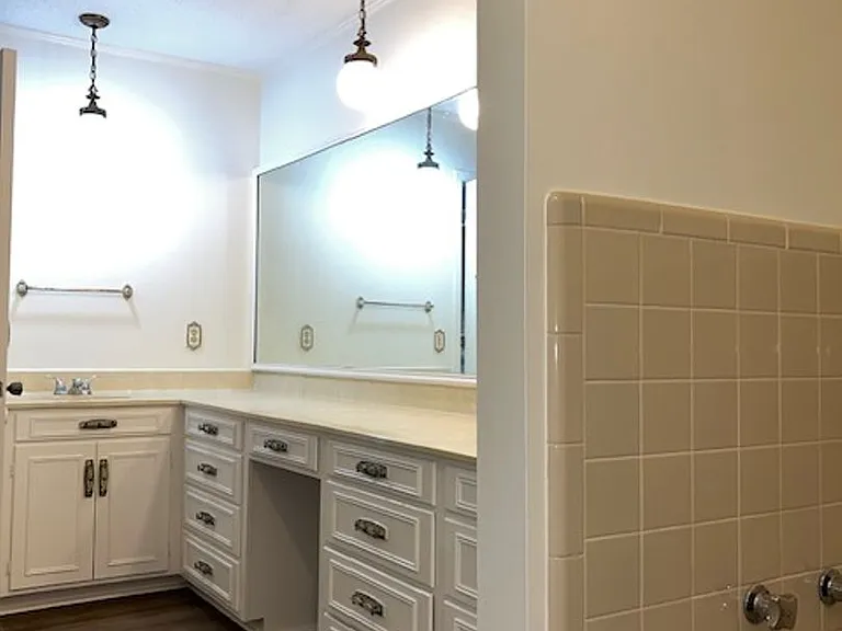 2524 W Hillsboro St — Photo 12