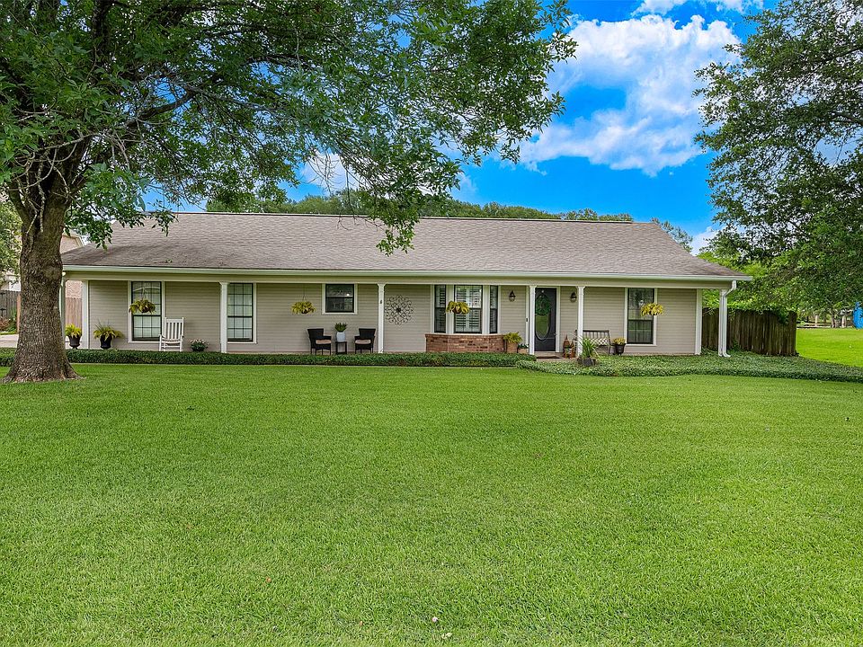 1st image of 406 Clover Ln