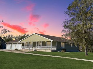 607 N 3000th St, Farina, IL 62838