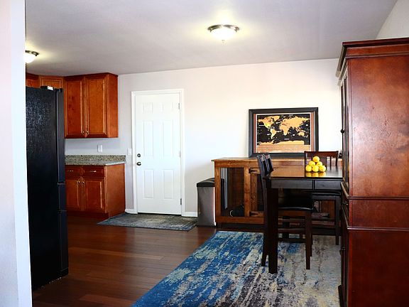 4th image of 110 N Avocado Ave