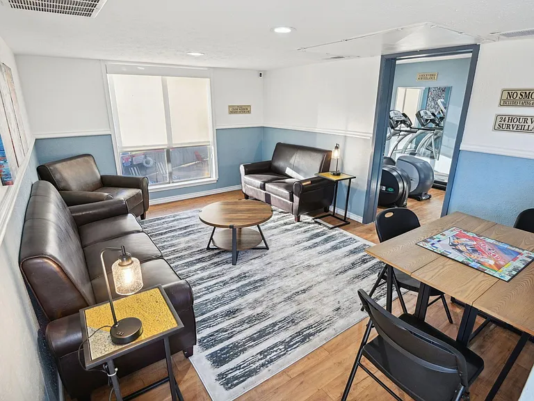 Hollyhills Apartments — Photo 8
