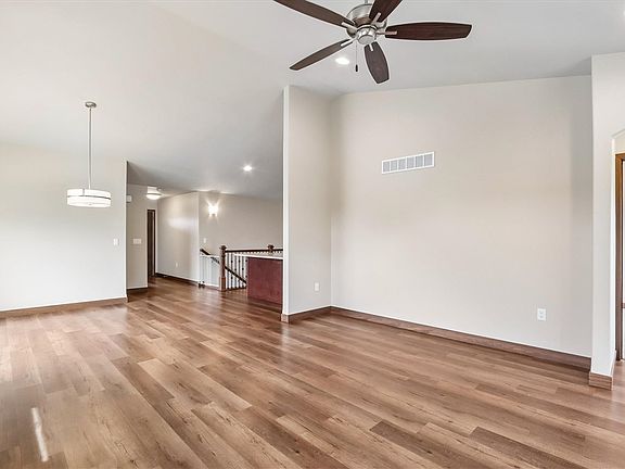 5th image of 620 Creekside Dr