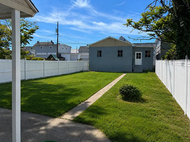 909 Corbett St — Photo 34