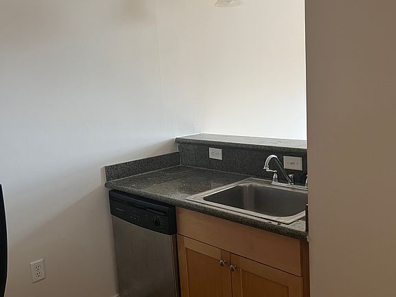 4th image of 1414 W Marshall St APT 408
