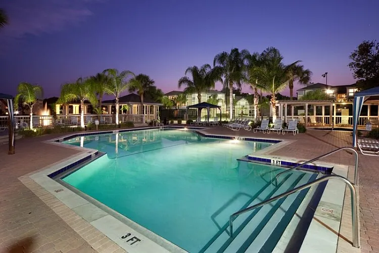 Palm Cove Apartments — Photo 1