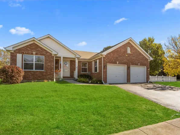 1004 N Oak Creek Dr, Genoa, IL 60135