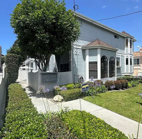 4-121 S Juanita Ave — Photo 1
