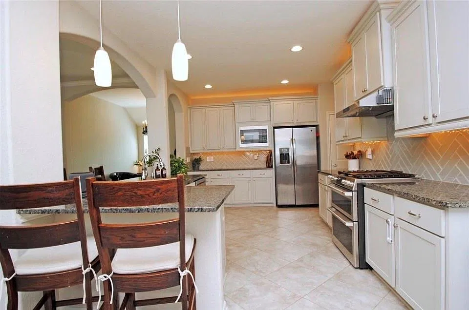 3 bed, 3.0 bath, 2525 sqft, $2,850 — Photo 3