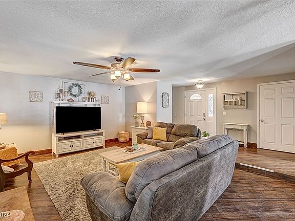 4th image of 1307 Gloria Ln