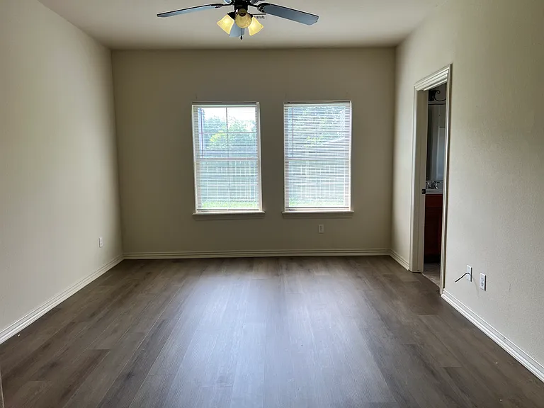 930 Kensington Dr #930 — Photo 6