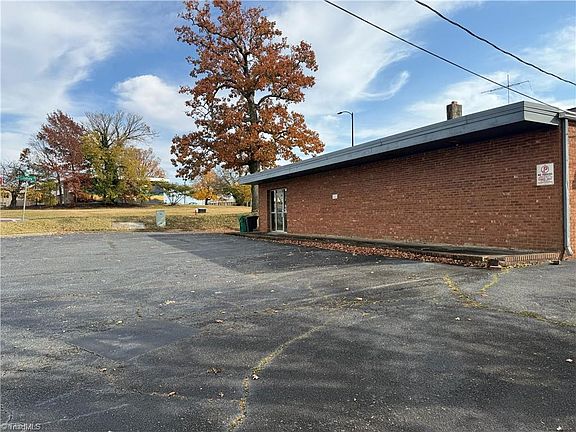 4th image of 301 Sunset Dr