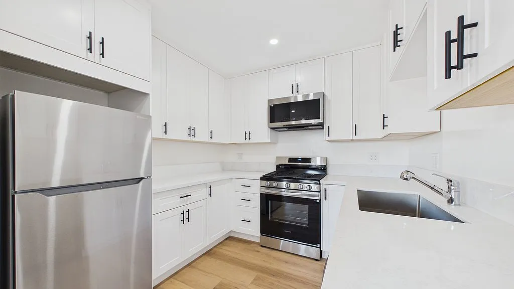 1221 Lyndon St — Photo 4