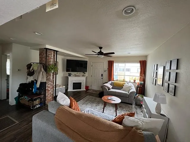 715 Roberts St — Photo 2