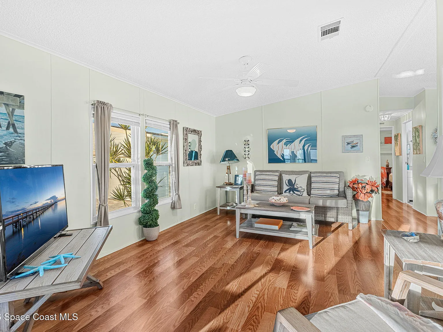 2 bed, 2.0 bath, 949 sqft, $2,300 — Photo 2
