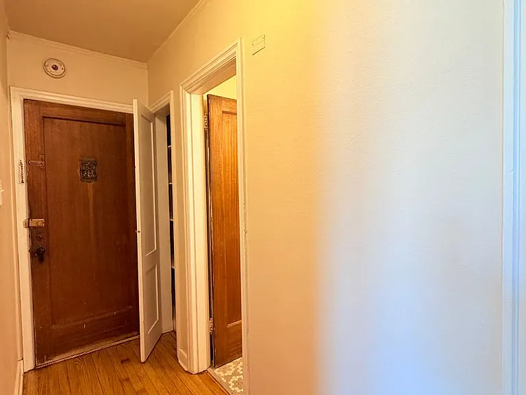 Spacious Units in a Vintage Brick Building- Walk to Seattle Center, Shops,and Restaurants! — Photo 38