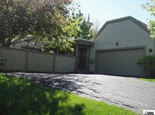 16 SW Pepper Tree Ln, Topeka, KS 66611