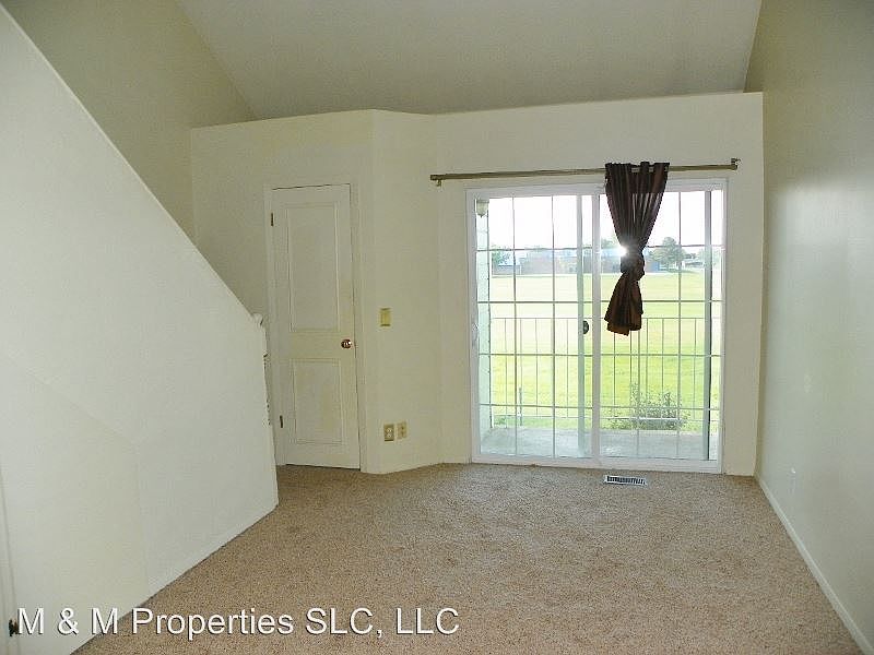 2nd image of 1384 W Beacon Hill Cir