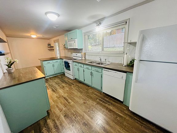 Roomy and airy kitchen with all appliances