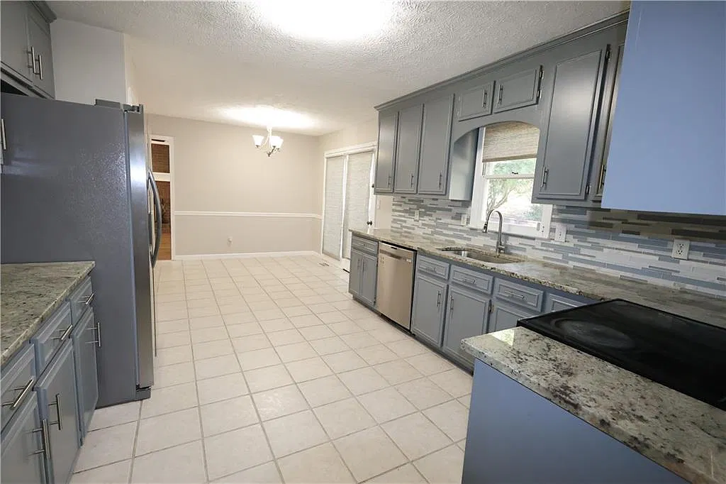 4 bed, 2.5 bath, 3300 sqft, $3,300 — Photo 4