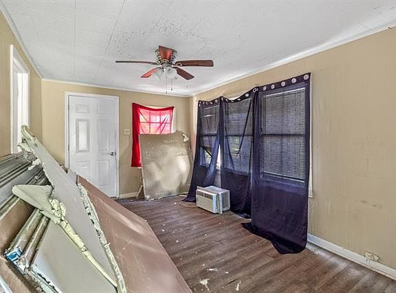 2nd image of 206 Booker St N