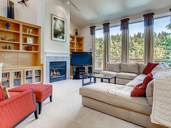 South facing living room that is open to kitchen.
(Will be unfurnished when rented.)