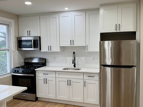 3rd image of 18 Hobart Pl Floor 1