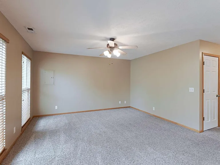 1718 Sawyer St — Photo 4