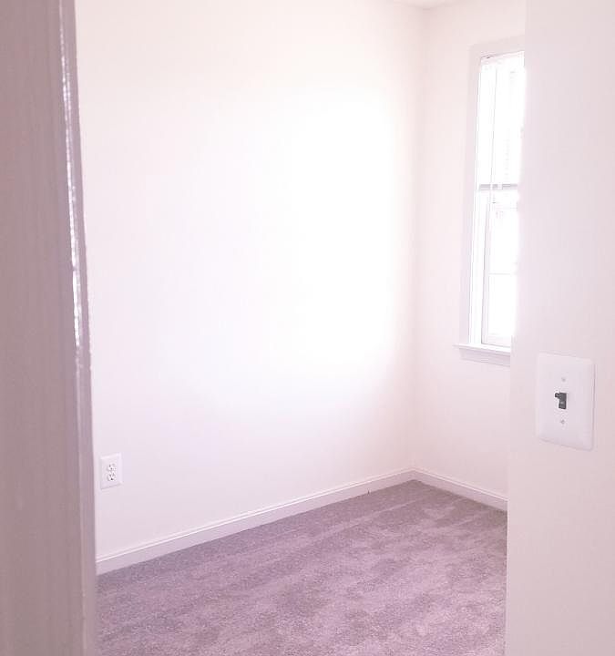 Bedroom w/lots of sunlight