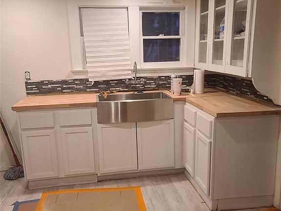 3rd image of 10560 Robinson Ave