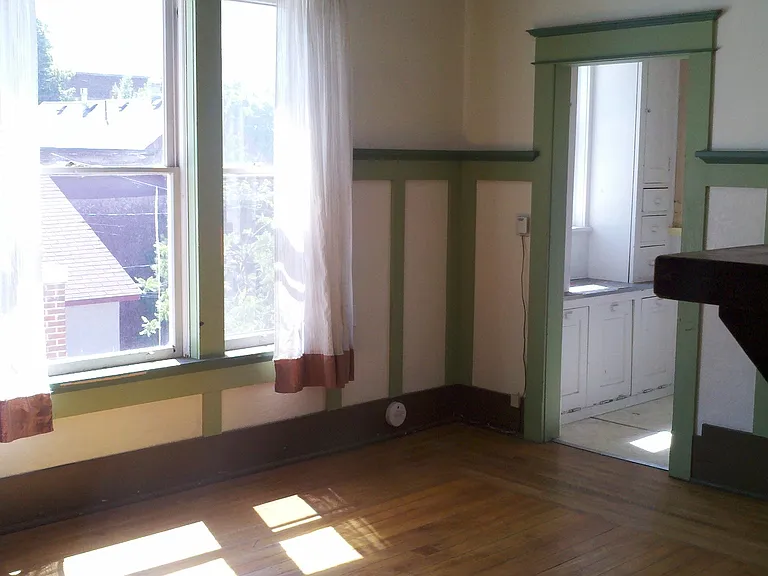 313-319 E Broadway St — Photo 8