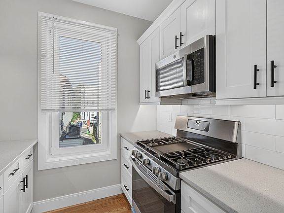 4th image of 9 Tovar St #2