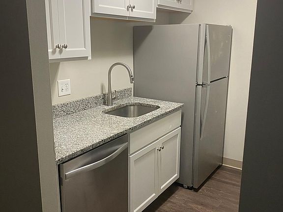 3rd image of 10 Washington Grn Unit 212
