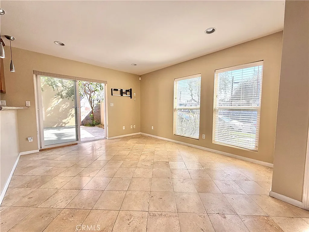 3 bed, 4.0 bath, 1805 sqft, $3,750 — Photo 3