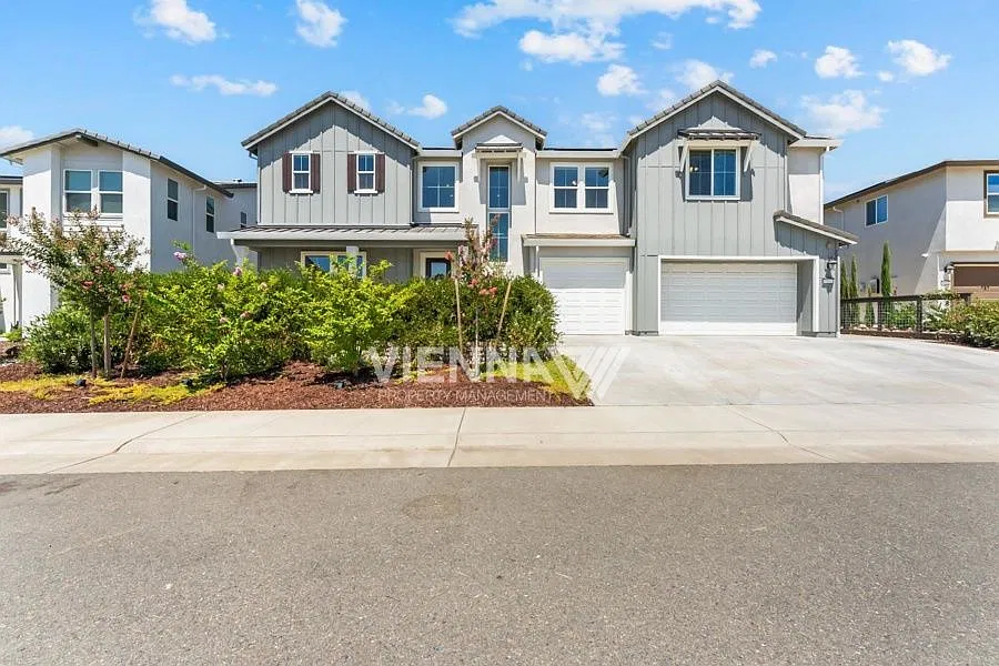6 bed, 4.5 bath, 3655 sqft, $4,595 — Photo 3