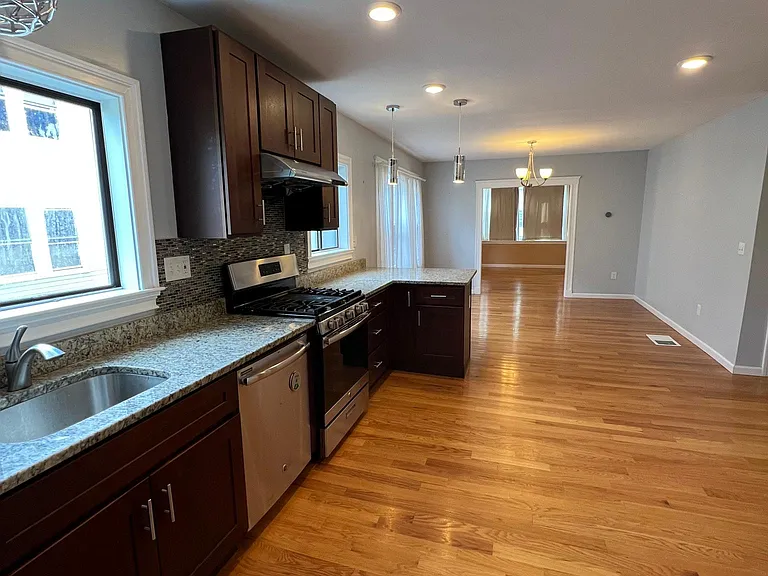 102-104 Varnum St #1 — Photo 4