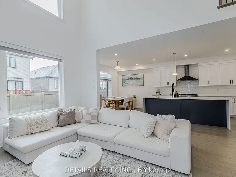67 Viceroy Mews — Photo 16