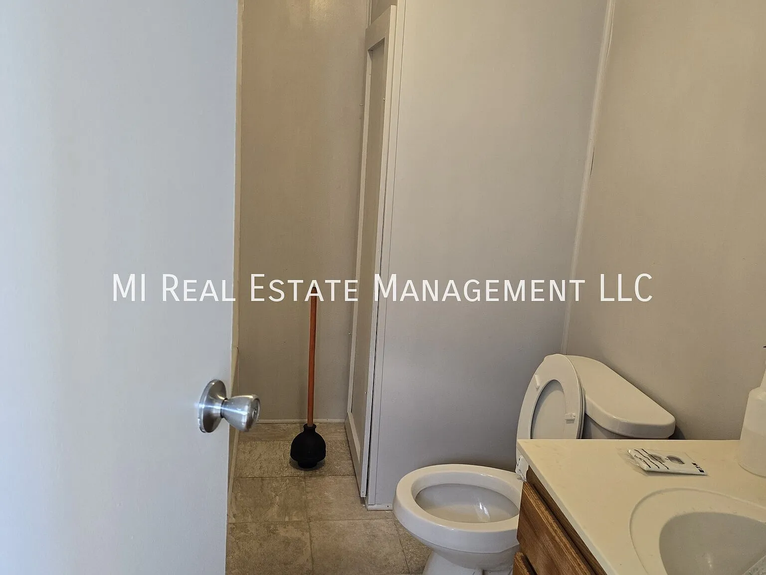 2 bed, 1.0 bath, 900 sqft, $895 — Photo 2