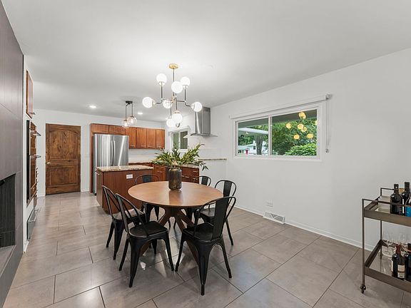 5th image of 60 Golden Larch Ct