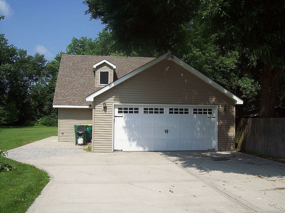 Newly Constructed 5+ Car Garage